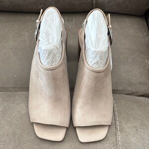 VINCE CAMUTO TAN SANDALS SZ 10M